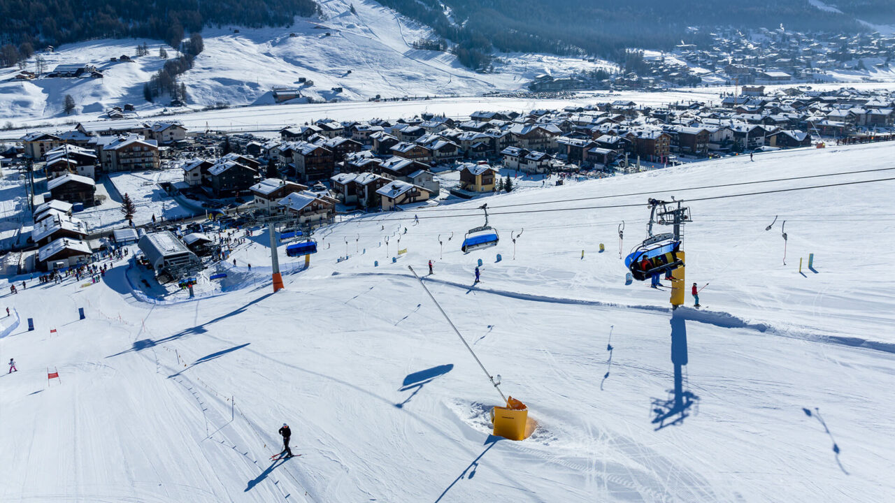 ski area Valandrea a Livigno con impianti e piste da sci in centro